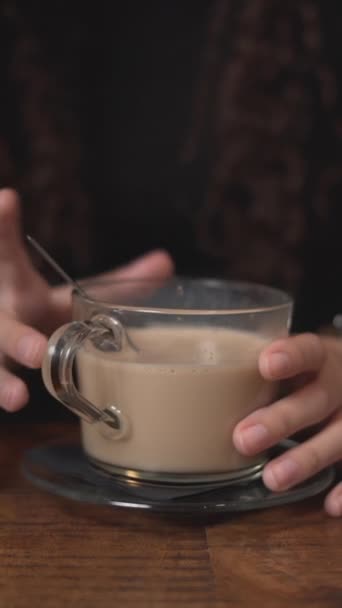 Ragazza Agitando Caffè Caldo Sul Tavolo Legno Poi Sentiva Primo — Video Stock