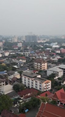 Chiang Mai şehrinin insansız hava aracı görüntüsü - FHD dikey video