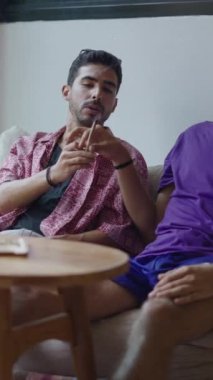 İki Batılı adam birlikte sigara içiyor ve gülüyor - FullHD dikey video