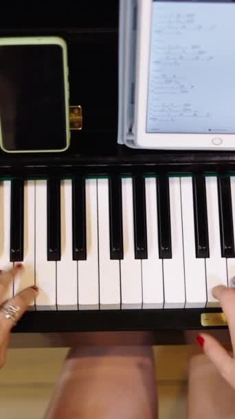 터번과 소녀는 피아노를 에너지와 Fhd 비디오 — 비디오