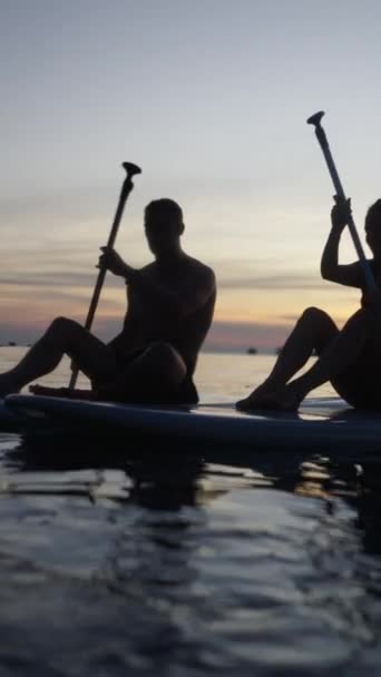 Couple Pagayant Leur Planche Surf Sur Une Plage Koh Tao — Video