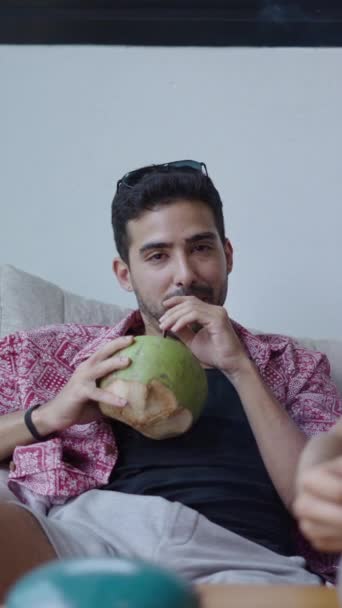 两个嗑药的朋友喝着椰子 Fullhd垂直录像 — 图库视频影像