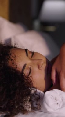 Latin kız vücudunu yastıkla örtmüş ve yatağında kendine dokunmuş.