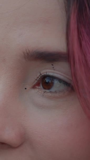 Hispânico Menina Atraente Olha Torno Concordar Olhos Pele Maquiagem Close — Vídeo de Stock