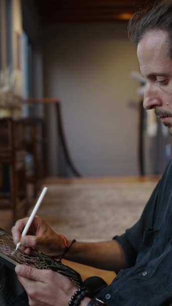 Homme Adulte Occidental Touche Tablette Avec Ses Doigts Son Stylo — Video