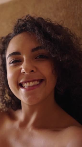 Mulher Bonita Sorrindo Para Câmera Tocando Seu Cabelo Fhd Vertical — Vídeo de Stock