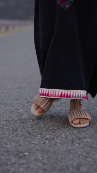 Ženy Nohy Chůze Podél Horské Silnice Asii Horizontální Životní Styl — Stock video