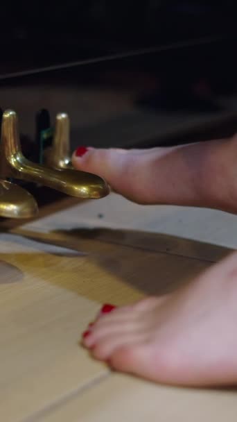 Uma Menina Adulta Mãos Tocando Piano Fhd Vertical Vídeo — Vídeo de Stock