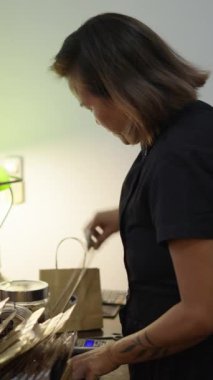 Bir kadın müşterisi için ot seçer - FullHD dikey video