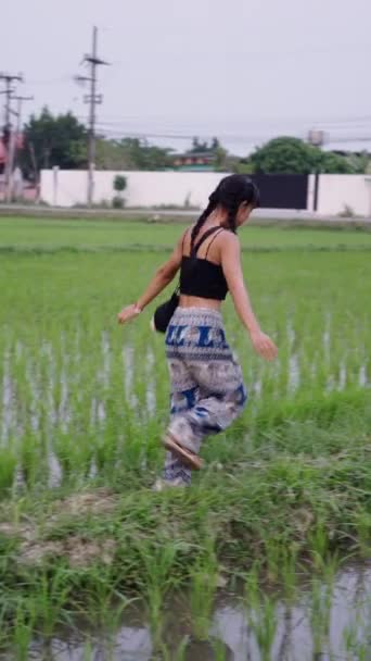 Mädchen Haben Spaß Auf Der Straße Den Reisfeldern Fhd Vertical — Stockvideo