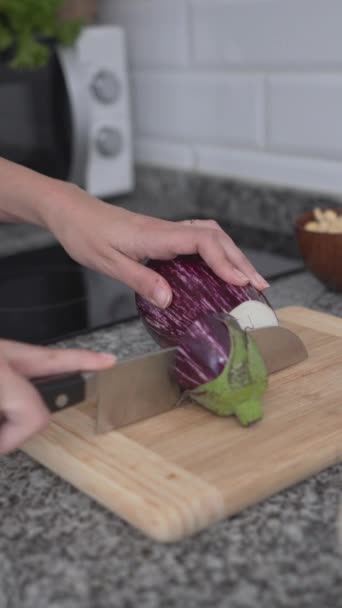 Mutfakta Patlıcan Dilimleyen Bir Kadın Var Kapat Dikey — Stok video