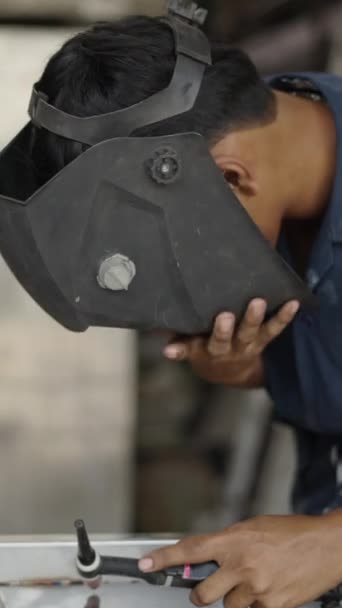 Молодий Азіатський Зварювальник Одягає Захисний Шолом Зварювання Fhd Вертикальне Відео — стокове відео