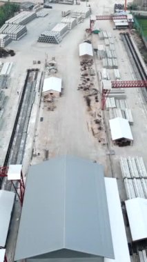 İnşaat alanındaki inşaat malzemelerinin hava görüntüsü - Endüstri HD Dikey