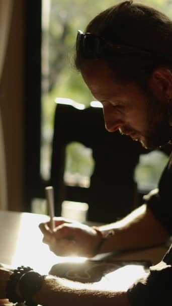 Maschio Adulto Con Barba Disegnare Sul Suo Tablet Con Luce — Video Stock