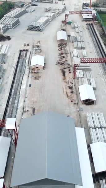 Nşaat Alanındaki Inşaat Malzemelerinin Hava Görüntüsü Endüstri Dikey — Stok video
