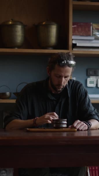 Kavkazský Digitální Nomád Pije Kávu Při Práci Svým Tabletem Fhd — Stock video