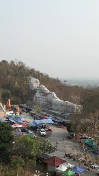 Budist Anıtına Yaklaşan Görüntüsü Fhd Dikey Video — Stok video
