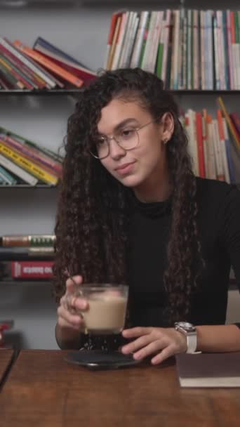 Junges Mädchen Trinkt Kaffee Und Liest Dann Ein Buch Auf — Stockvideo