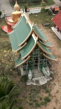 Tayland 'da bir tapınağın havadan görünüşü - Yerel yerler VERTICAL VIDEO