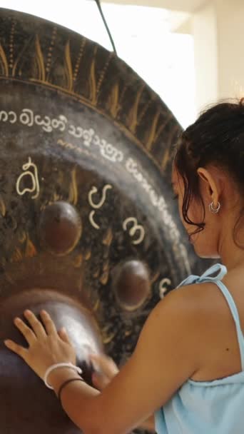 Kvinna Gnider Helig Gong Ett Tempel Chiang Mai Fhd Vertikal — Stockvideo