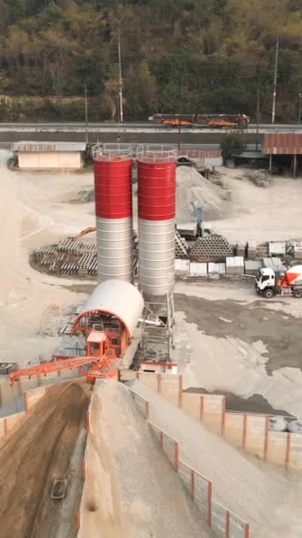 Luftaufnahme Eines Lkw Der Sich Auf Einer Baustelle Bewegt Industry — Stockvideo