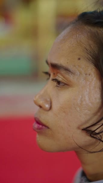Närbild Thailändsk Kvinna Tittar Något Fhd Vertikal Video — Stockvideo