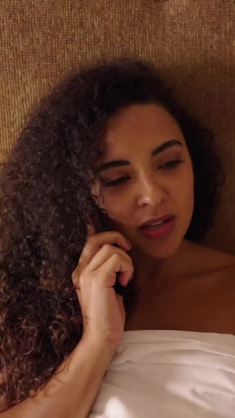 Mujer Latina Adulta Haciendo Una Llamada Telefónica Desde Cama Fhd — Vídeo de stock