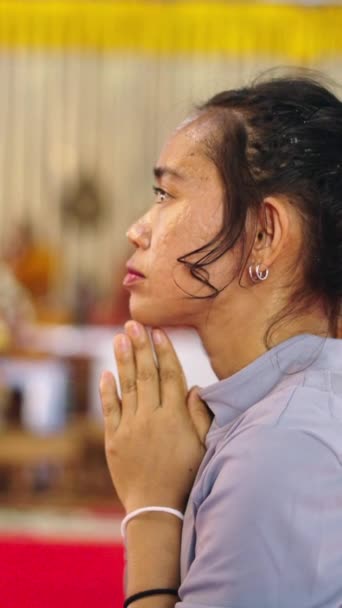 亚洲女孩跪在泰国的一座寺庙里祈祷 Fhd垂直录像 — 图库视频影像