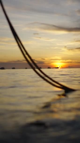 Corde Ancoraggio Una Barca Ondeggiante Acqua Mare Thailandia Fhd Video — Video Stock