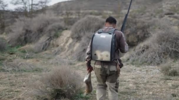 Ein Nicht Wiedererkennbarer Jäger Trägt Ein Kaninchen Horizontalvideo — Stockvideo