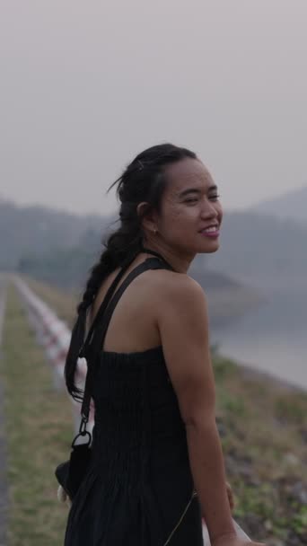 Chica Asiática Mirando Lago Entre Montañas Estilo Vida Horizontal Video — Vídeo de stock