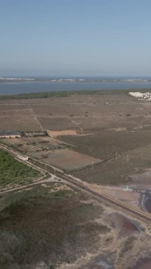 Torrevieja 'nın Las Salinas Salt Gölü Panoramik Görünümü - Costa Blanca, İspanya - Hava Aracı Görüntüsü - Dikey 1080