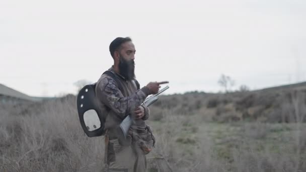 Озброєний Мисливець Вказує Щось Кущі Горизонтальне Відео — стокове відео