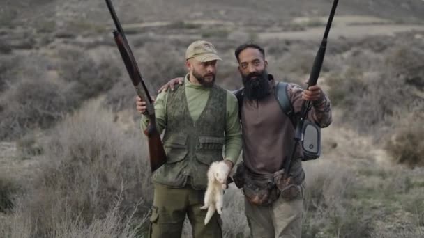 2人のスペイン人ハンターが狩猟されたウサギとフェレットでポーズ 4K水平ビデオ — ストック動画