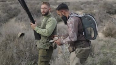 Bir avcı sırt çantasında tavşan yakalar - 4K Yatay video