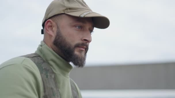 Ein Spanischer Jäger Blickt Auf Die Unendlichkeit Horizontalvideo — Stockvideo