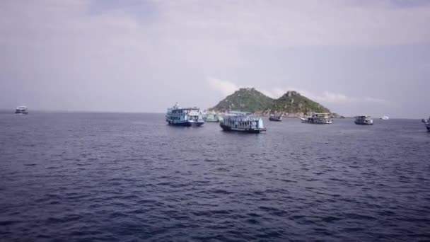 Koh Tao Açıklarındaki Birkaç Dalgıç Teknesinin Görüntüsü Yatay Video — Stok video