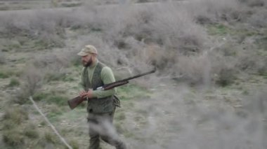 Tüfekli bir avcı yorum yapıyor - 4K Yatay video
