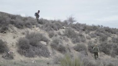 Avlanma stratejilerini hazırlayan iki avcı - 4K Yatay video