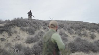 Zaragoza 'da çekmeye hazır iki avcı - 4K Yatay video