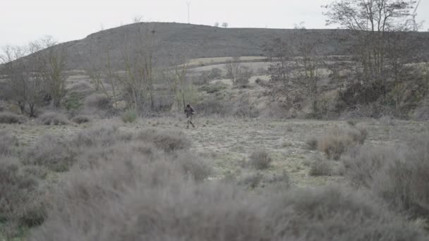 Auf Einem Berg Spaziert Ein Jäger Horizontalvideo — Stockvideo