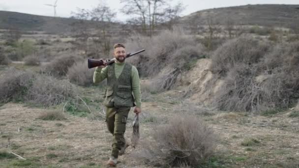 Кавказький Мисливець Рушницею Кроликом Горизонтальне Відео — стокове відео