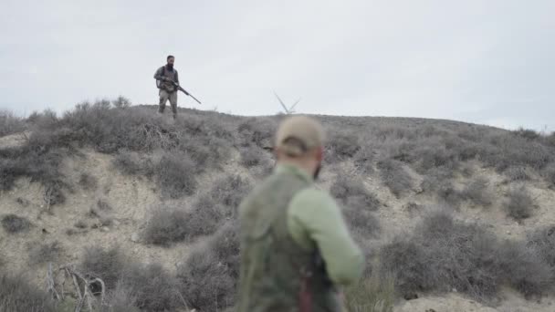 Два Охотника Готовы Снимать Сарагосе Горизонтальное Видео — стоковое видео
