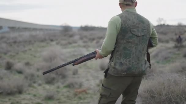 무언가를 사냥꾼과 동반자 비디오 — 비디오