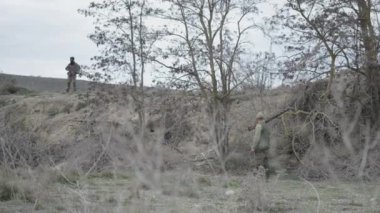 Aragon 'da bir oyuğun etrafında iki avcı - 4K Yatay Video