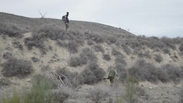 Мисливець Залишає Пастку Норі Готується Стріляти Горизонтальне Відео — стокове відео