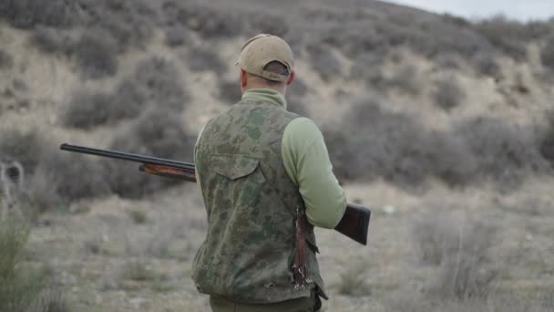 一名拿着猎枪的猎人在西班牙微笑 4K水平视频 — 图库视频影像