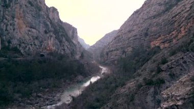 Tanımlanamayan bir motorcu nehrin üzerinden bakıyor - yatay 4K video