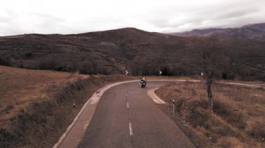 Bir motorcu güzel bir dağın köşesini alır - 4K yatay video