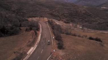 Bir motosiklet dağlara doğru yola çıktı - 4K Yatay video